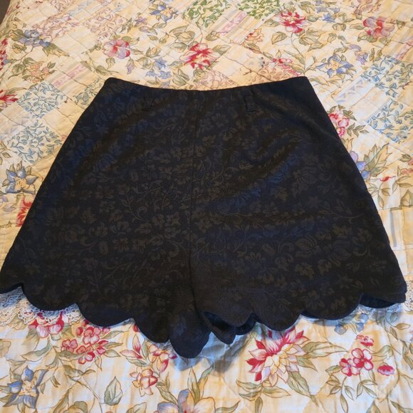 Monteau Los Angeles Black High Waisted Scalloped Brocade Shorts, Size XS - Picture 3 of 5